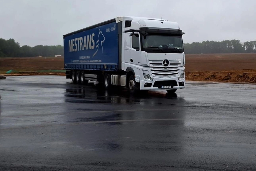 Camion Mercedes-Benz si semiremorca cu prelata pregatite de transport marfuri generale