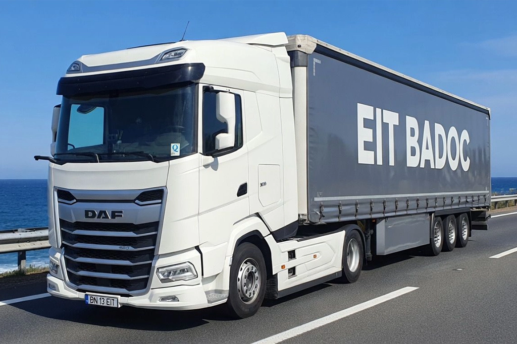 Camion DAF si semiremorca cu prelata din flota de transport a companiei EIT Badoc