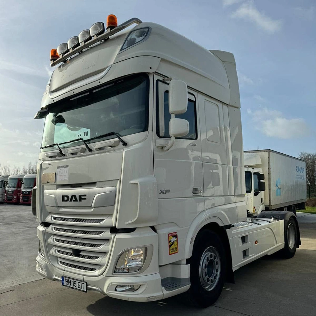 Camion DAF alb pregatit pentru a pleca in urmatoarea cursa