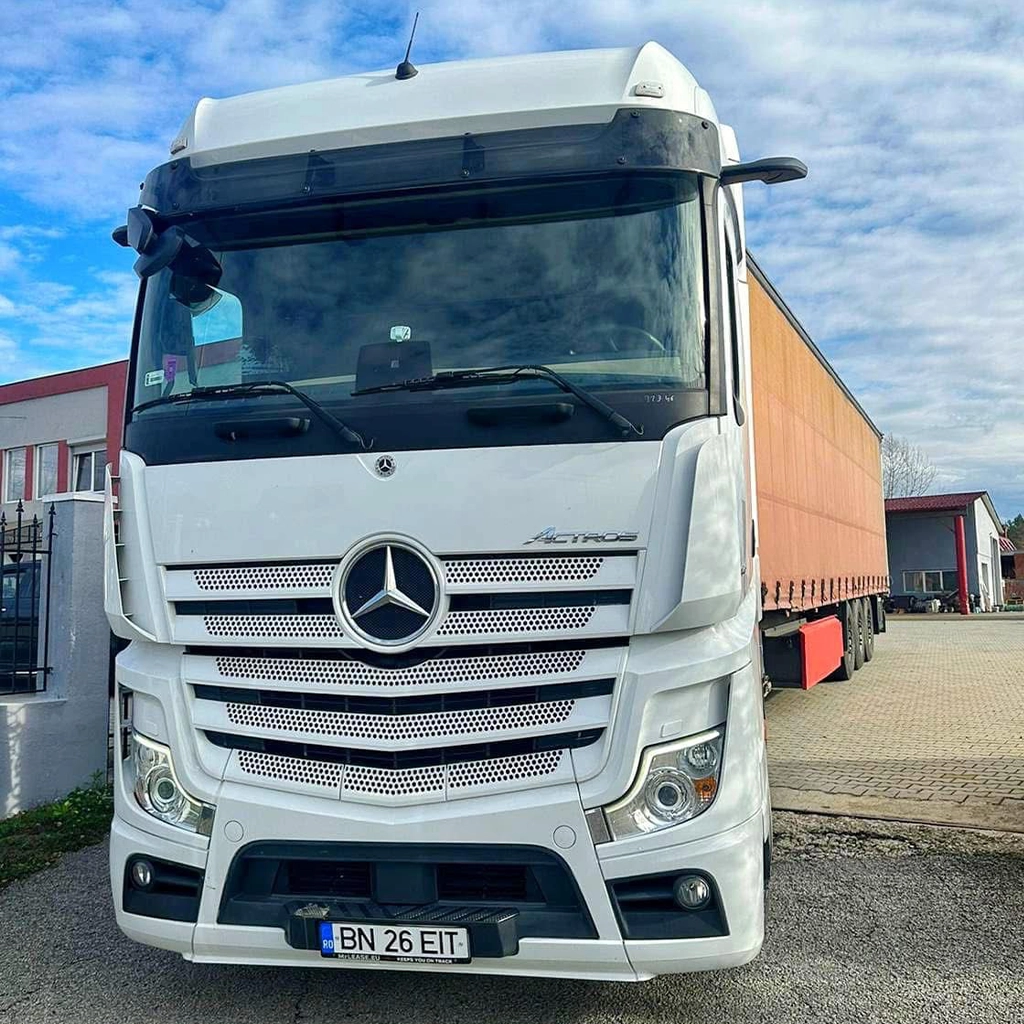 Cap tractor Mercedes-Benz si semiremorca cu prelata fotografiate artistic