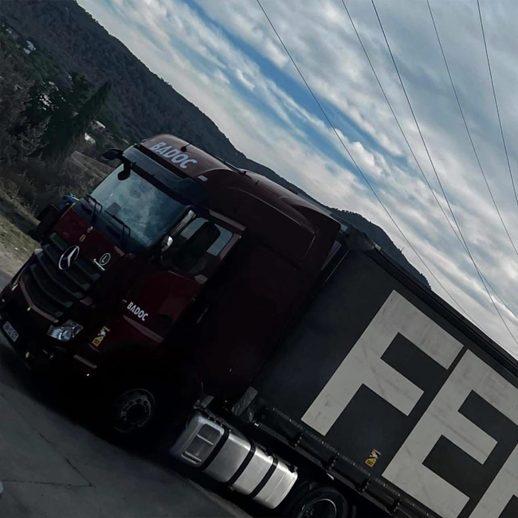 Camion Mercedes-Benz fotografiat artistic in parcare